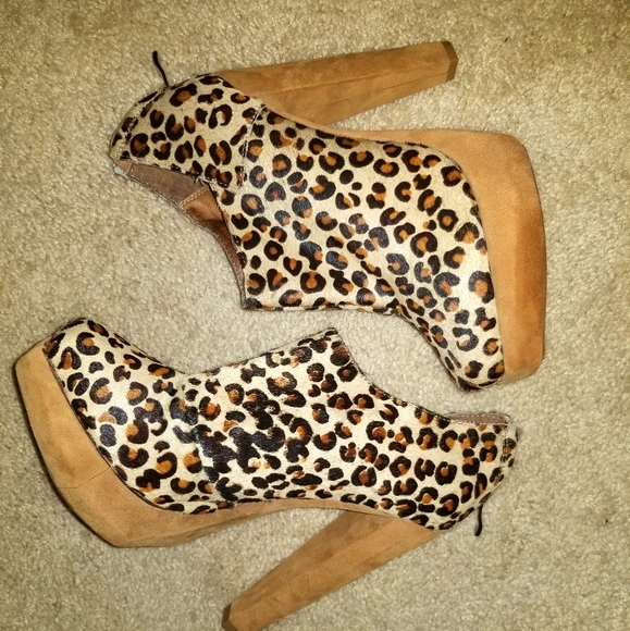 Shoes - Cheetah print booties